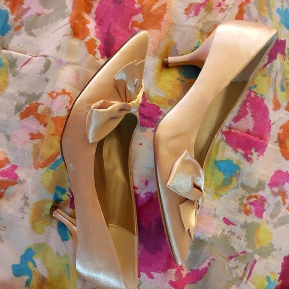 NEW Jacqueline Ferrar | Champagne Metallic Gold Satin Bow Kitten Heels 9.5 - Picture 1 of 4